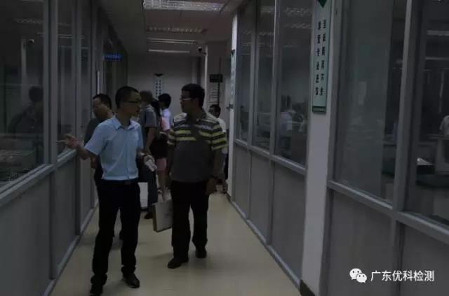 UK工程部總監(jiān)袁華剖析了優(yōu)科檢測(cè)認(rèn)證服務(wù)優(yōu)勢(shì)、現(xiàn)場(chǎng)解答客戶疑惑、帶領(lǐng)大家觀摩實(shí)驗(yàn)室